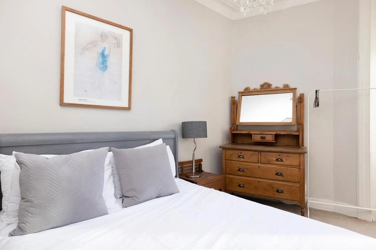 Joivy Old Town 1-Bed Apartment With Stunning Views Edinburgh