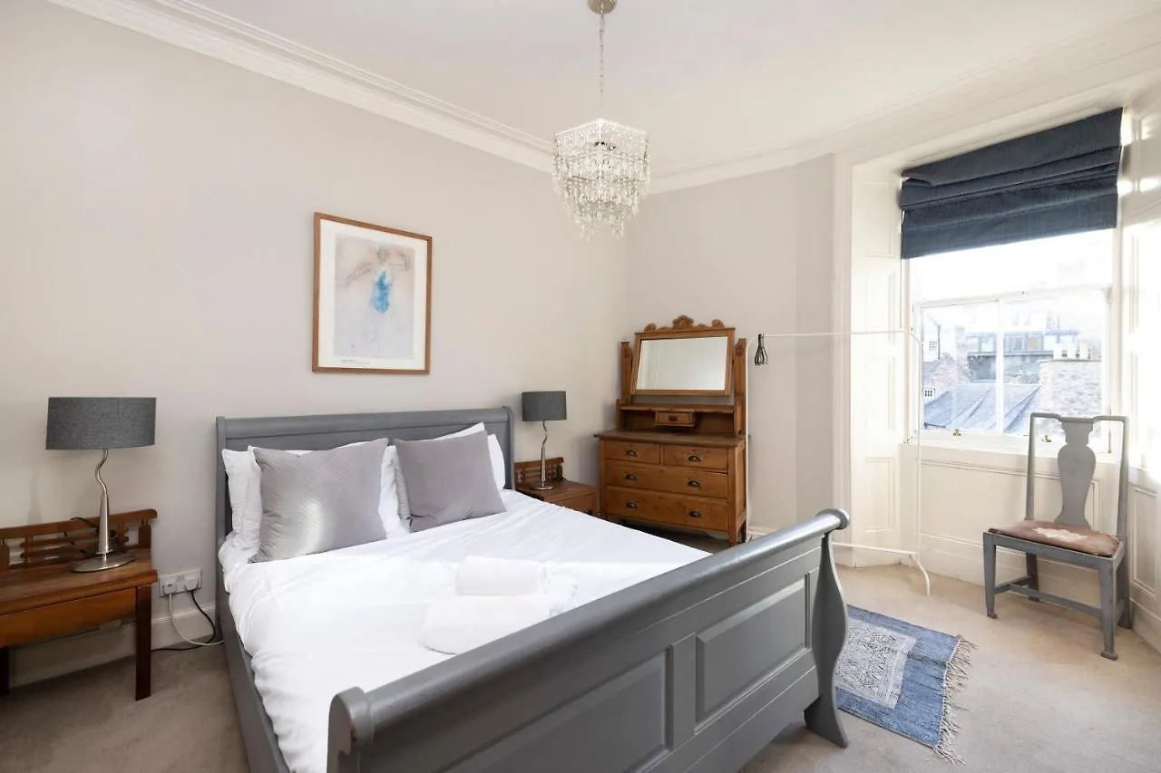 Joivy Old Town 1-Bed Apartment With Stunning Views Edinburgh