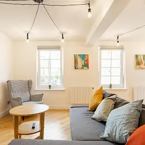 Central, Bright 2 Bed Flat - Pool & Sauna Apartment
