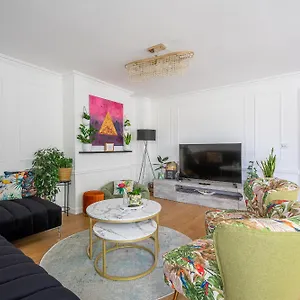 Centre House - 5 Bedrooms - Sleeps 9 - Parking Holiday home